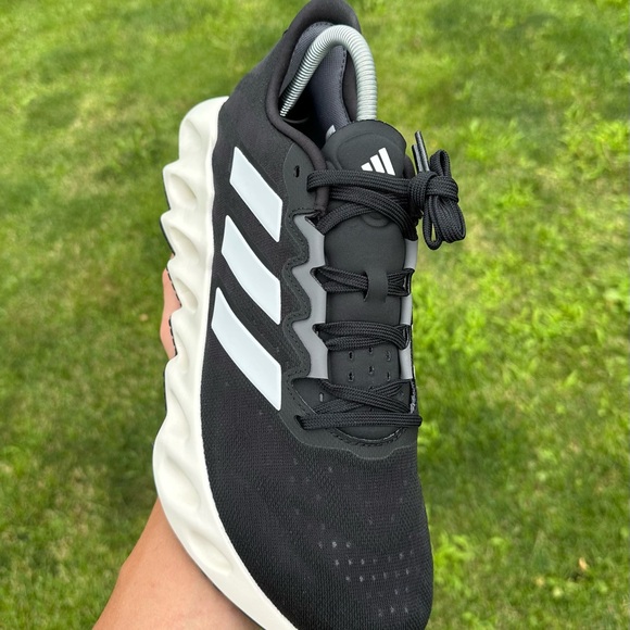 Brand new Adidas Switch FWD Core Black Men's running shoes - Picture 4 of 7